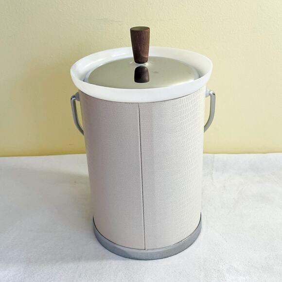 Vintage Kromex Mid Century Modern w/ Chrome Ice Bucket - Picture 4 of 8